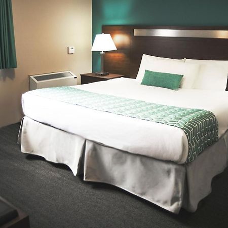Ramada By Wyndham Hotell Quesnel Exteriör bild