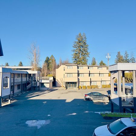 Ramada By Wyndham Hotell Quesnel Exteriör bild