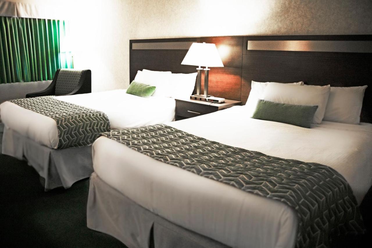 Ramada By Wyndham Hotell Quesnel Exteriör bild