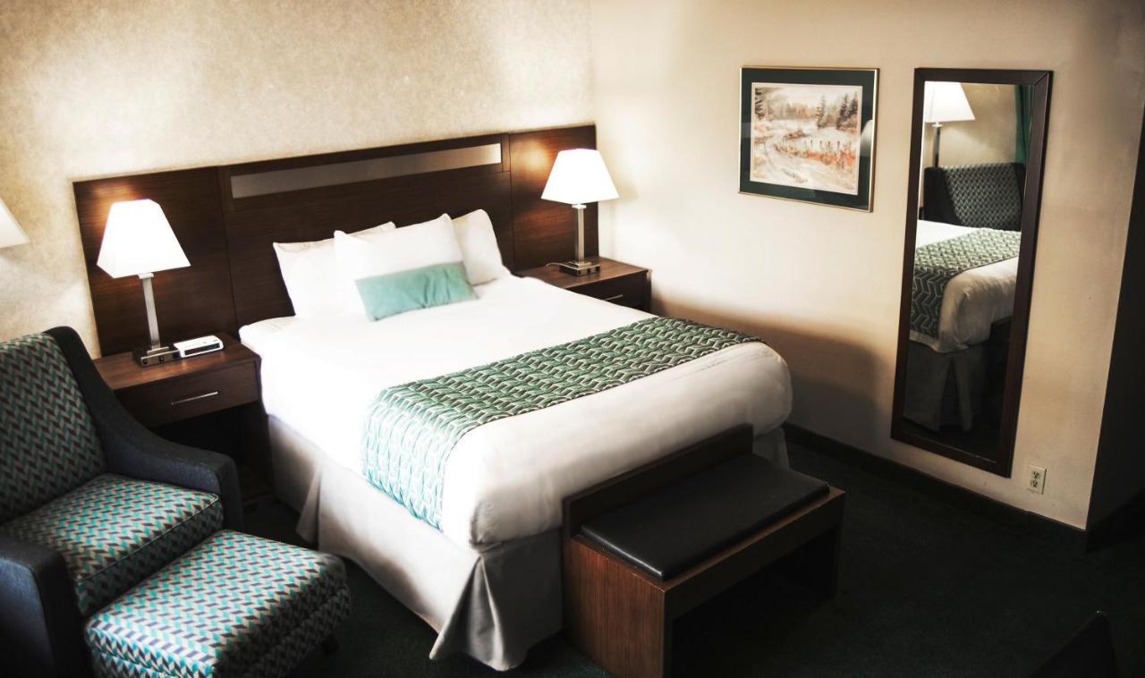 Ramada By Wyndham Hotell Quesnel Exteriör bild