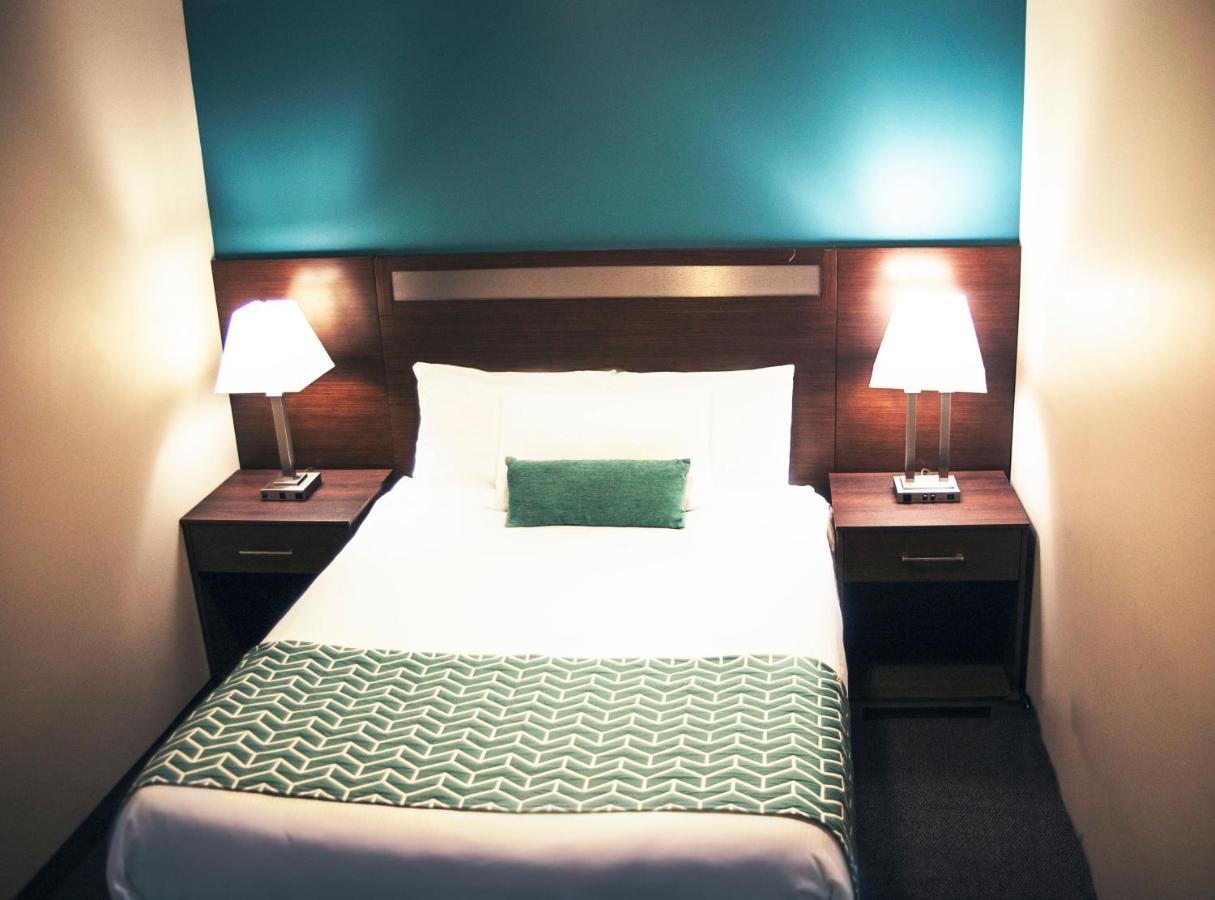 Ramada By Wyndham Hotell Quesnel Exteriör bild
