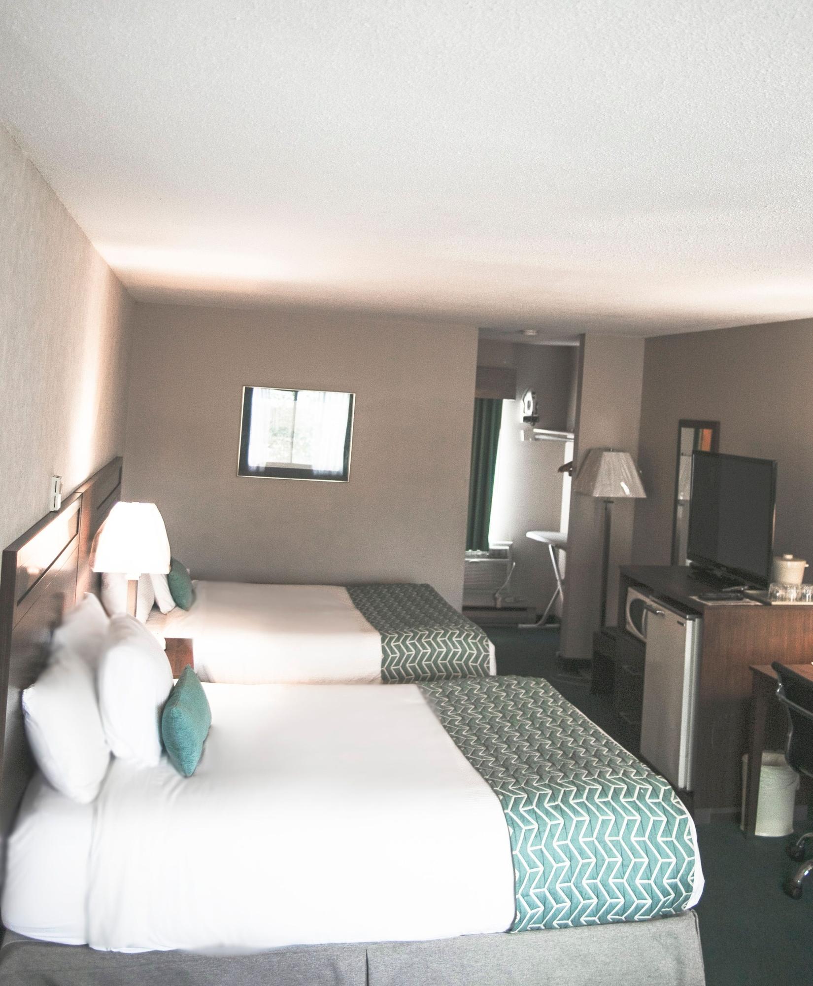 Ramada By Wyndham Hotell Quesnel Exteriör bild