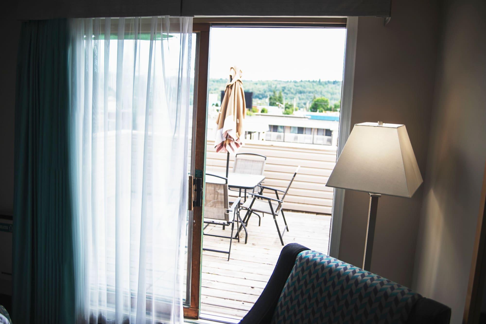 Ramada By Wyndham Hotell Quesnel Exteriör bild
