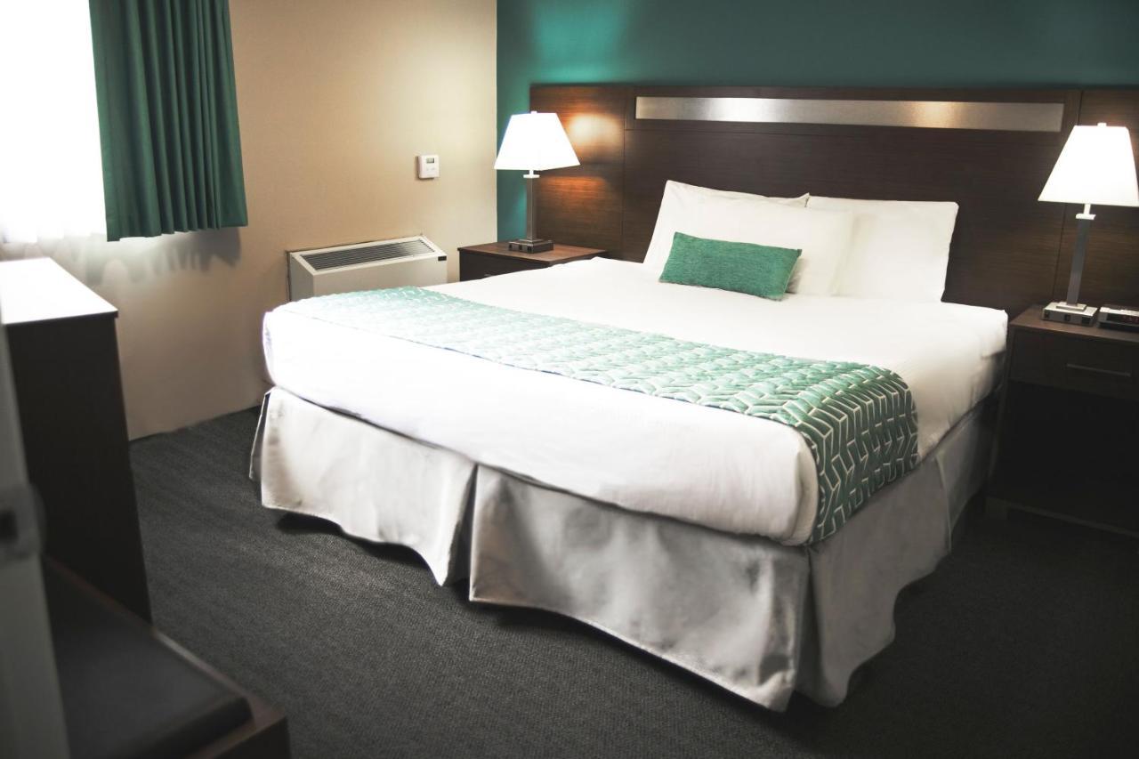 Ramada By Wyndham Hotell Quesnel Exteriör bild
