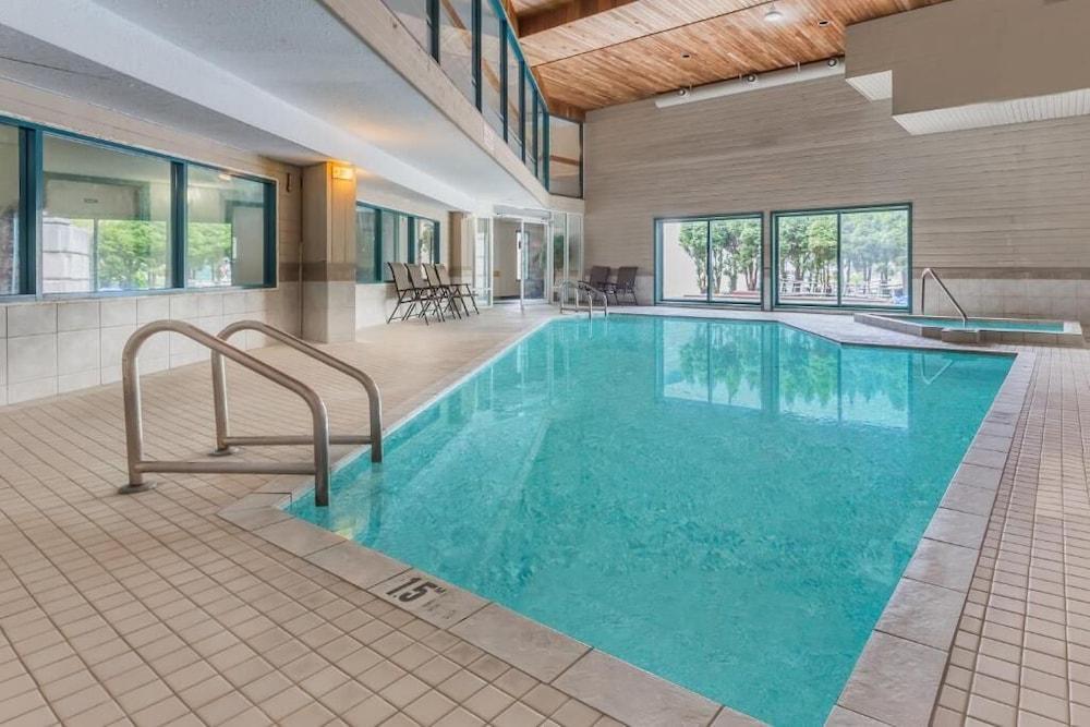 Ramada By Wyndham Hotell Quesnel Exteriör bild