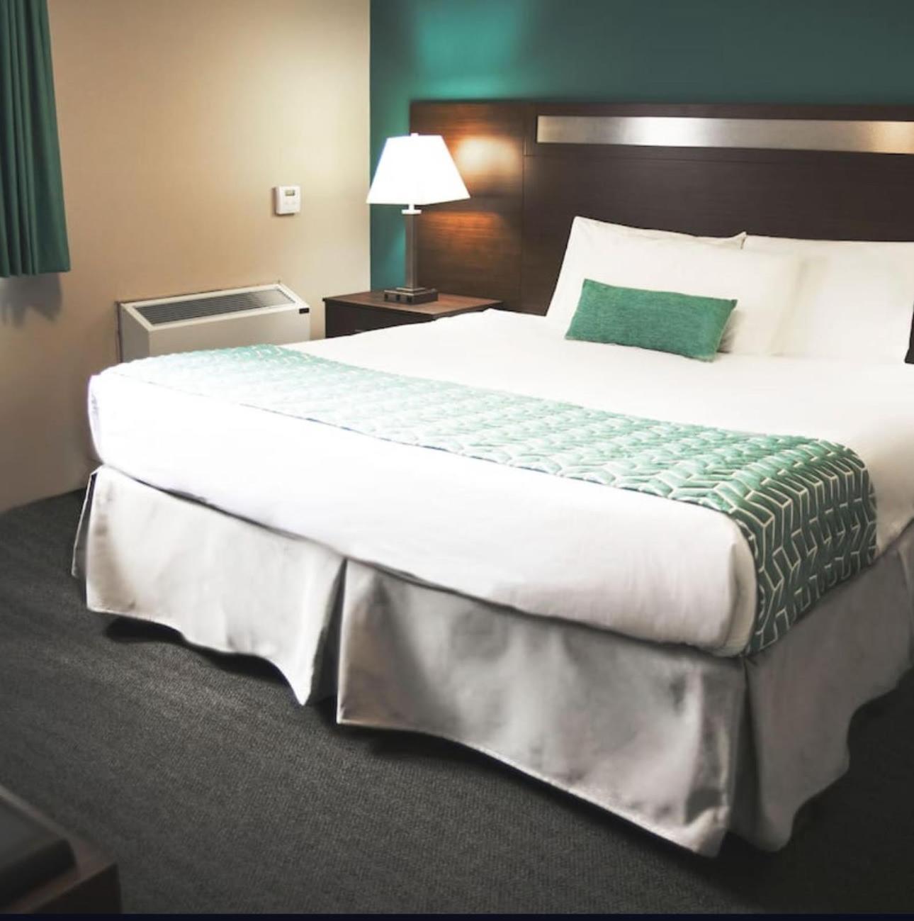 Ramada By Wyndham Hotell Quesnel Exteriör bild